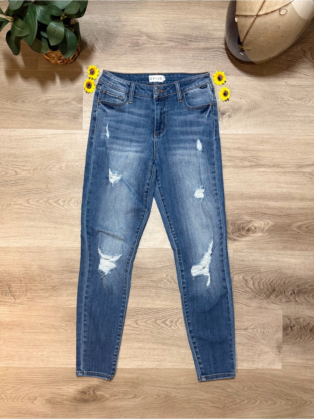 NWOT Cello Women's Distressed Skinny Jeans - Medium Blue Size 3